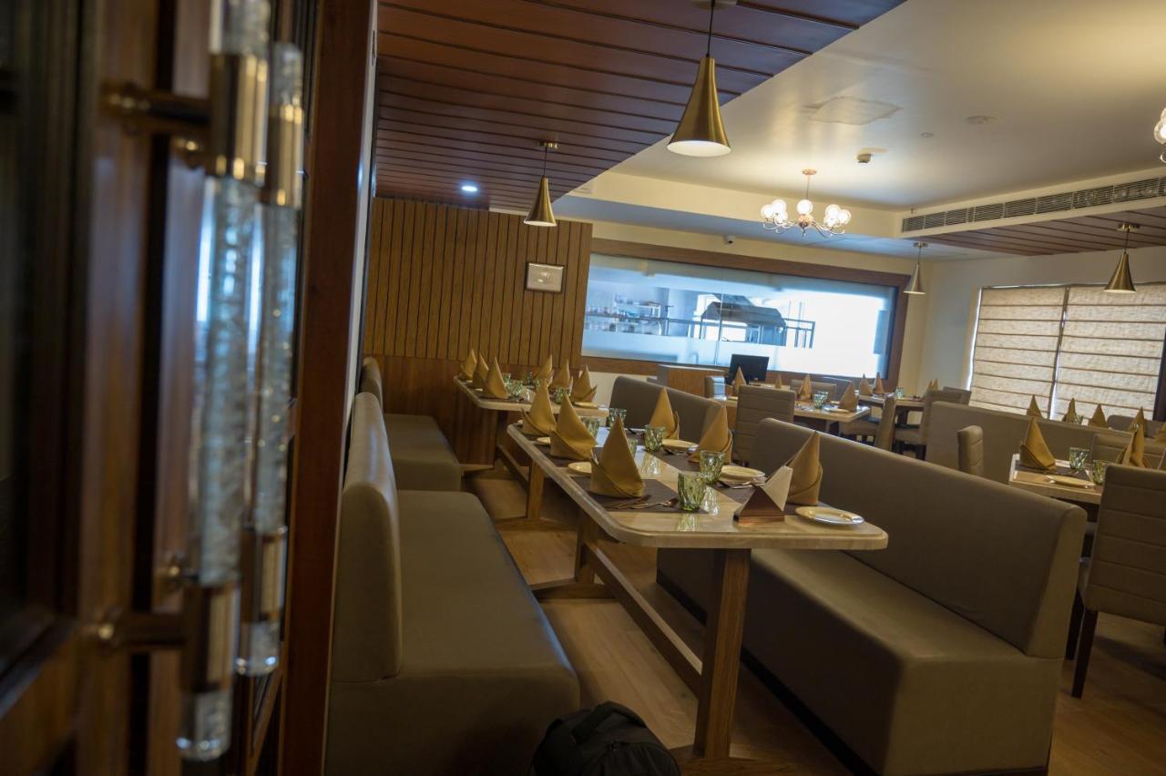 Golden Retreat Hotel Baharampur Ngoại thất bức ảnh