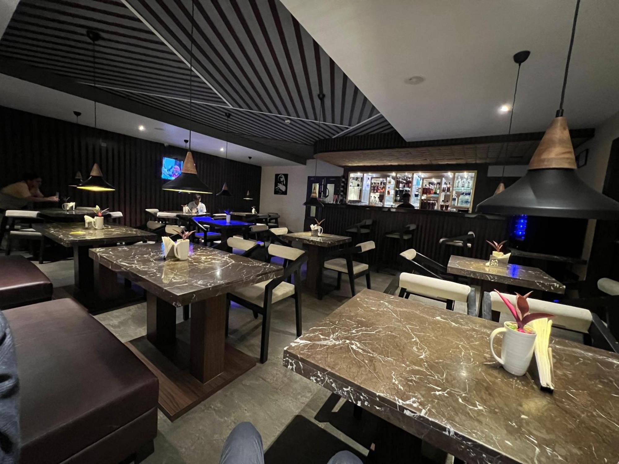 Golden Retreat Hotel Baharampur Ngoại thất bức ảnh