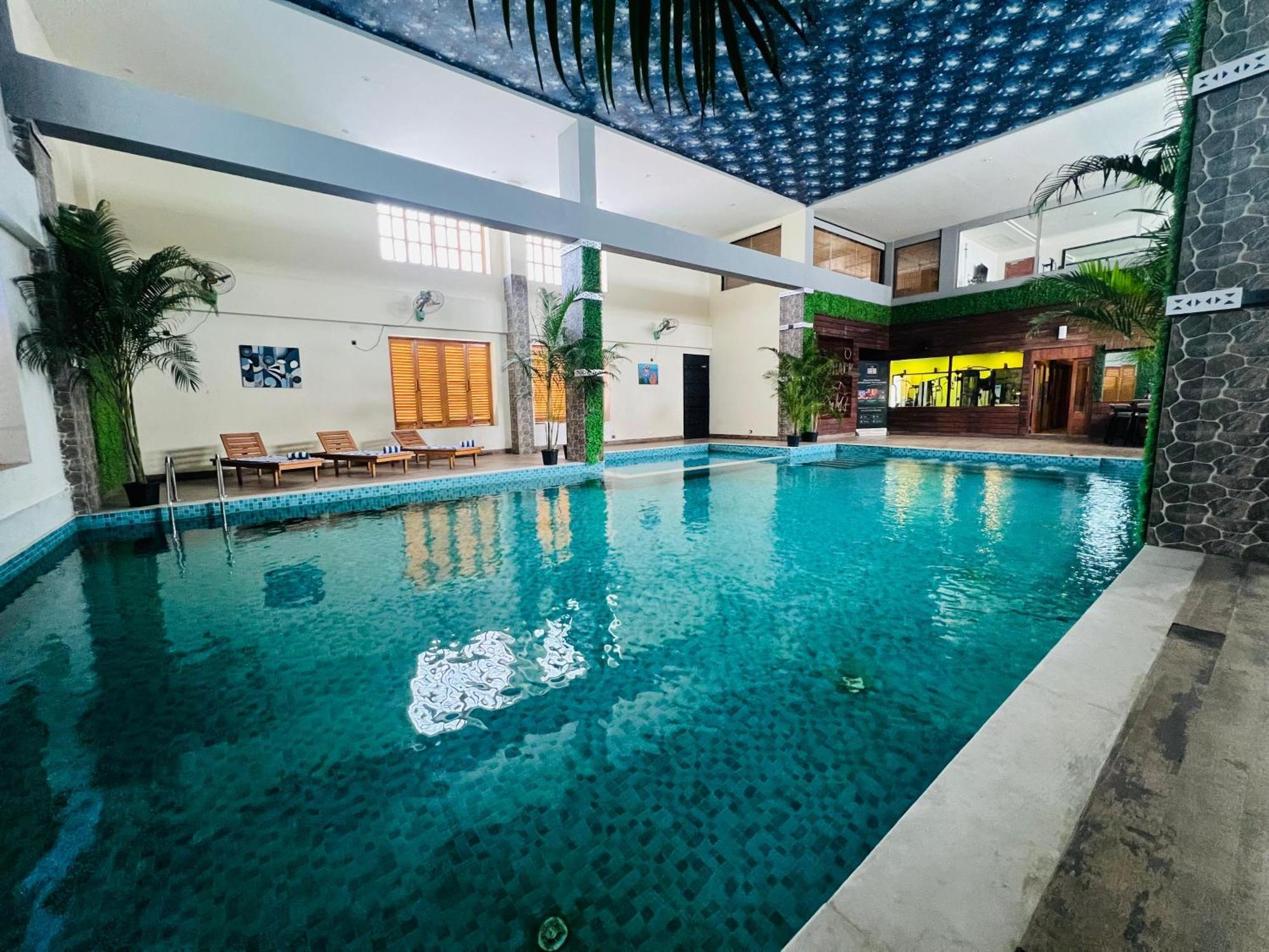 Golden Retreat Hotel Baharampur Ngoại thất bức ảnh
